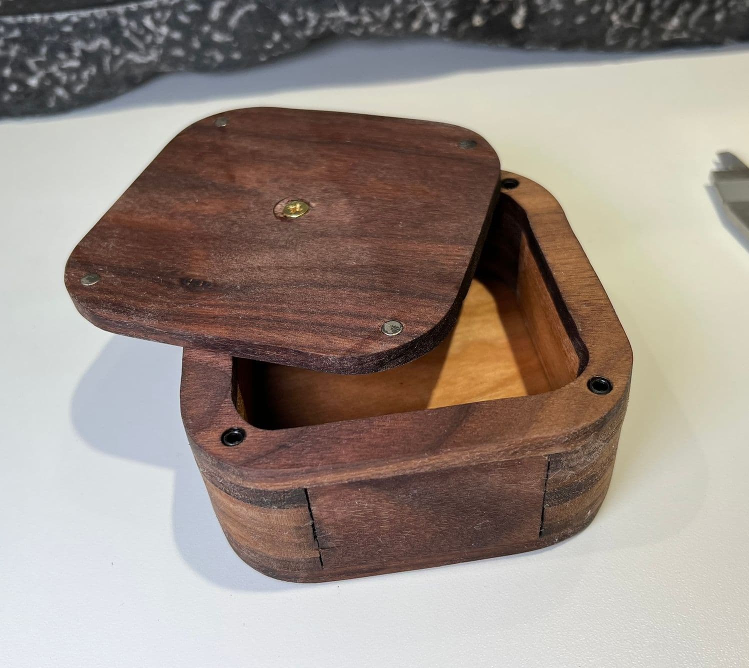 Side view with lid flipped to show magnets. side view with flipped lid